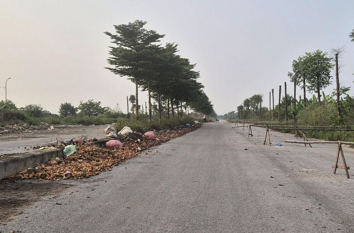 Rác thải tập kết tại một đoạn đường đã thi công của Dự án đường liên khu vực 1. Ảnh: Văn Trọng