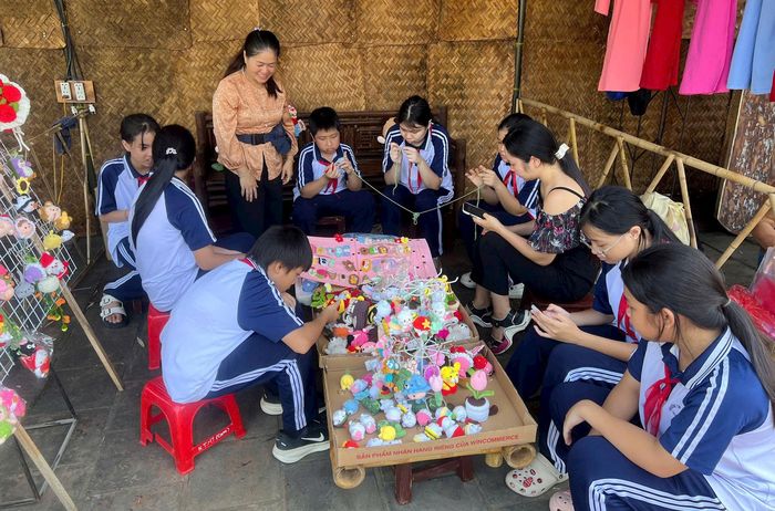 Thiếu nhi trải nghiệm các hoạt động tại ngày hội văn hóa dân gian “Vui Tết Trung thu năm 2026“ ở Văn Miếu Sơn Tây (phường Sơn Tây). Ảnh: Tấn Phát
