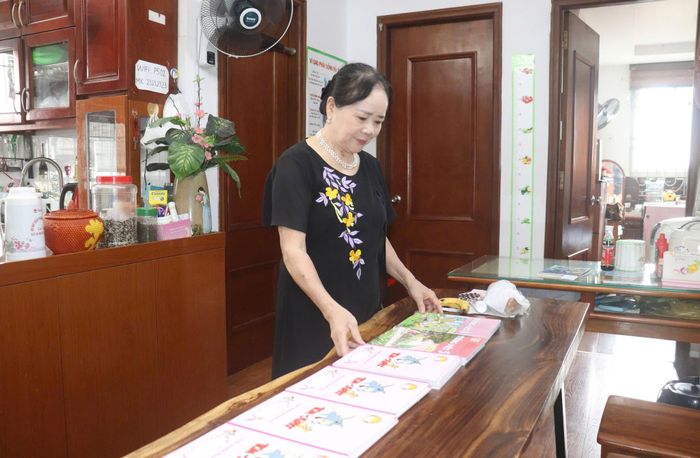 Nhà giáo Phạm Thị Huyền chuẩn bị sách cho học sinh lớp học tình thương tại phường Thanh Liệt. Ảnh: Hiền Chi