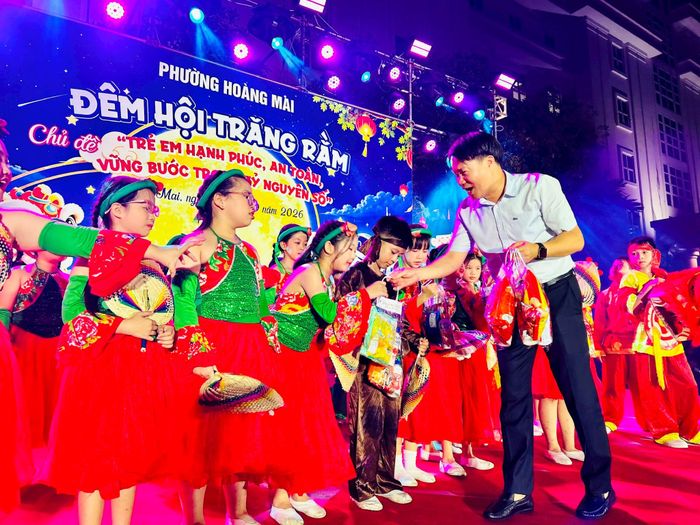 Chủ tịch UBND phường Nguyễn Lê Hiến tặng quà Trung thu cho các em nhỏ. Ảnh: Trần Oanh.