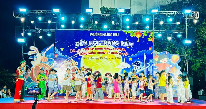 Trẻ em vui chơi, giao lưu tại Đêm hội trăng rằm năm 2026. Ảnh: Trần Oanh.
