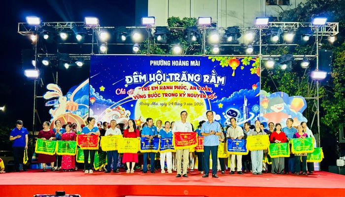 Bí thư Đảng ủy, Chủ tịch HĐND phường Nguyễn Xuân Linh trao giải Đặc biệt cuộc thi Trưng bày mâm cỗ Trung thu. Ảnh: Trần Oanh.