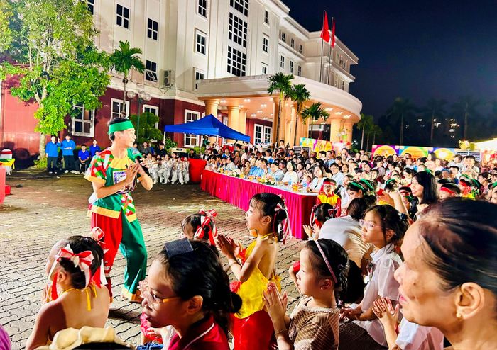 Các em nhỏ giao lưu cùng chú Cuội tại Đêm hội trăng rằm năm 2026. Ảnh: Trần Oanh.