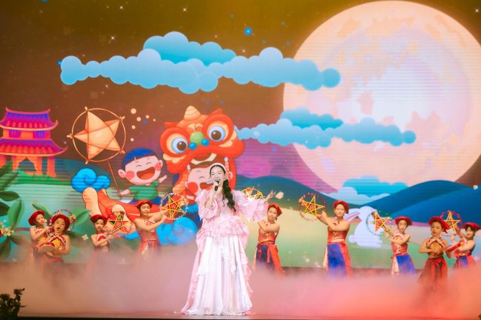 Tiết mục nghệ thuật đậm màu sắc Trung thu trong chương trình. Ảnh: Minh Phương