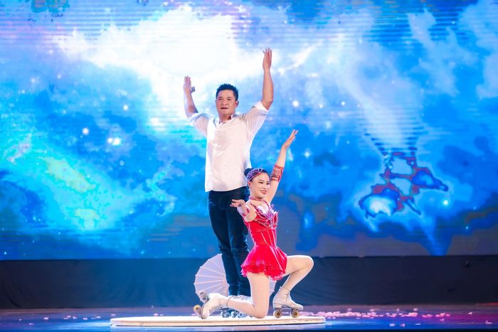 Tiết mục tạo hình trên giày trượt mãn nhãn. Ảnh: Minh Phương
