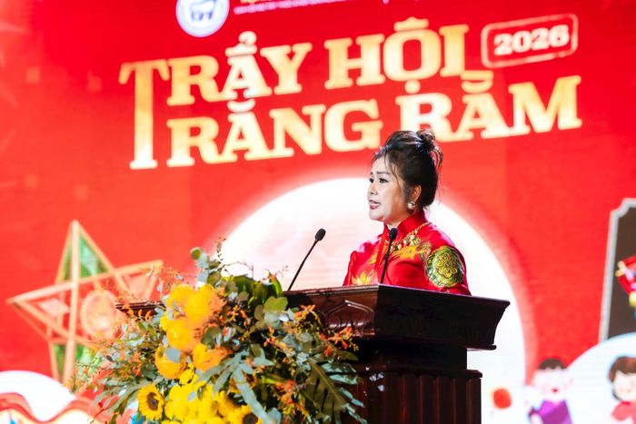 NSND Lệ Ngọc, đại diện Chi hội Nữ trí thức khối Văn hóa - Nghệ thuật, Trưởng ban tổ chức chương trình “Trẩy hội trăng rằm” phát biểu. Ảnh: Minh Phương