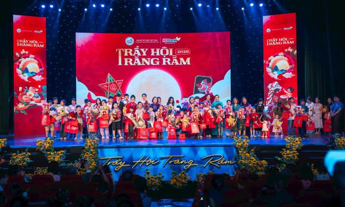 Ban tổ chức trao những phần quà ý nghĩa cho các bạn nhỏ. Ảnh: Minh Phương