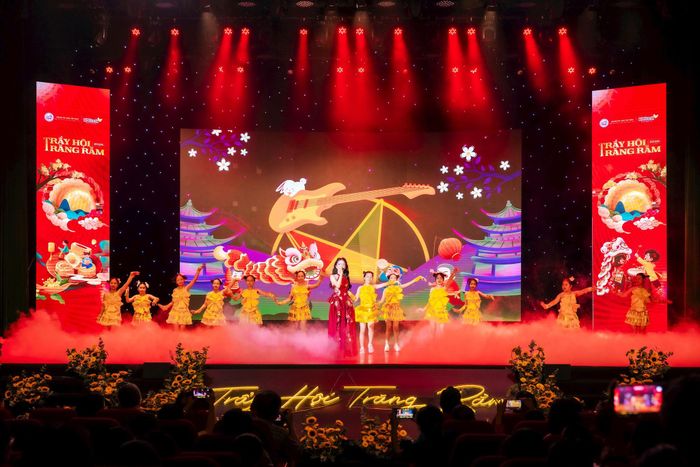 Chương trình nghệ thuật mang đến nhiều tiết mục vui tươi, rộn ràng. Ảnh: M.Phương