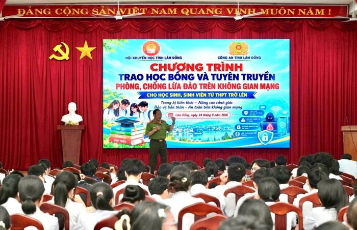 Phòng An ninh mạng và phòng, chống tội phạm sử dụng công nghệ cao Công an tỉnh Lâm Đồng tuyên truyền kỹ năng an toàn không gian mạng cho học sinh, sinh viên. Ảnh: PV