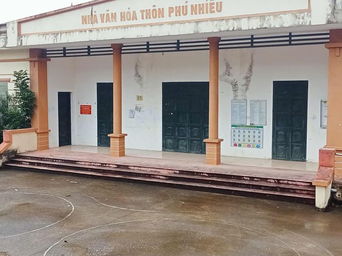 Nhà văn hoá Phú Nhiêu đang bị sạt lở nghiêm trọng nhiều hạng mục. Ảnh: Tùng Nguyễn