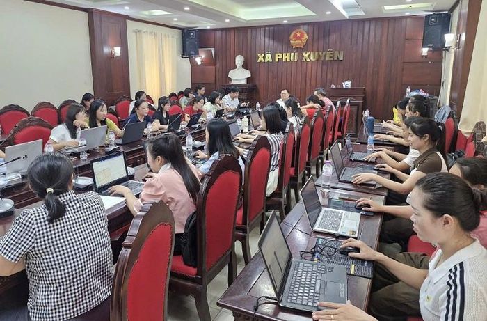 Ngoài cán bộ, nhân viên các phòng, ban liên quan, trong đợt này xã Phú Xuyên đã huy động tăng cường hàng chục giáo viên tham gia làm sạch cơ sở dữ liệu đất đai. Ảnh: PV