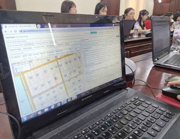 Việc kiểm tra, rà soát, cập nhật dữ liệu đất đai ở xã Phú Xuyên được thực hiện đảm bảo đồng bộ, chính xác. Ảnh: PV