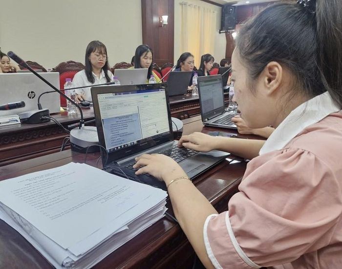 Công tác cập nhật, đồng bộ dữ liệu số về đất đai ở xã Phú Xuyên bước vào chặng nước rút, đảm bảo tiến độ hoàn thành theo kế hoạch đề ra. Ảnh: PV