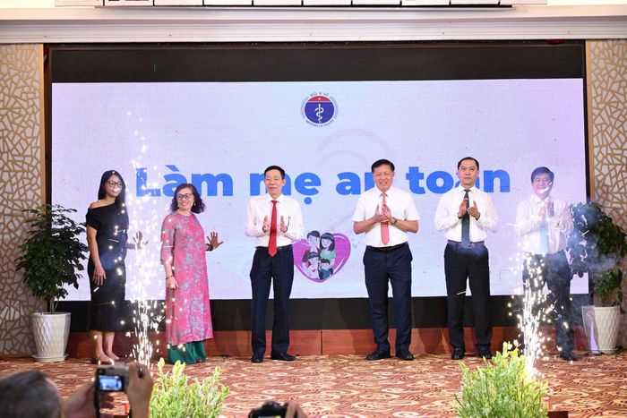 Thực hiện nghi thức phát động Tuần lễ Làm mẹ an toàn. Ảnh: BYT