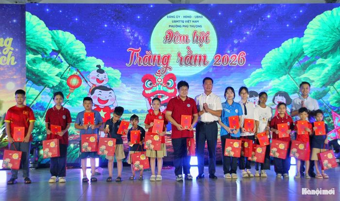 Lãnh đạo phường trao quà cho các em thiếu nhi nhân dịp Trung thu. Ảnh: Cao Kỳ