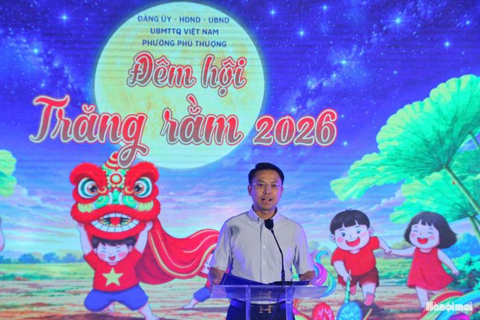 Phó Chủ tịch UBND phường Phú Thượng Bùi Thế Cường phát biểu khai mạc chương trình. Ảnh: Cao Kỳ