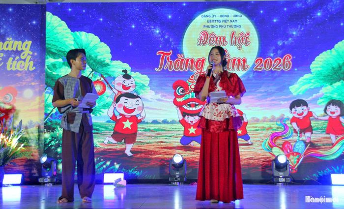 Sự xuất hiện của chú Cuội và chị Hằng mang đến những màn giao lưu vui nhộn, gần gũi với các em thiếu nhi. Ảnh: Cao Kỳ