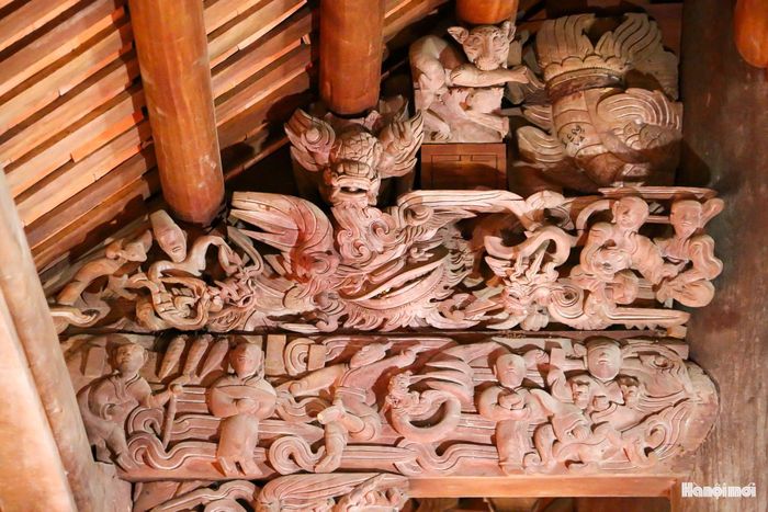 Ông Nguyễn Mạnh Hà, Giám đốc Trung tâm Văn hóa - Thông tin và Thể thao xã Đan Phượng, cho biết: “Đặc sắc của đình Đại Phùng là ngôi đình mang đậm dấu ấn đình làng xứ Đoài, với trên 60 cột và hơn 1.000 nét đục, mảng chạm khắc đều bằng gỗ xoan quê. Các mảng chạm thể hiện nhiều hình tượng gắn với đời sống như voi người, ngựa người, tiên cánh bướm, đấu vật, vinh quy bái tổ..., tạo nên nét riêng khó có ngôi đình nào có được”.