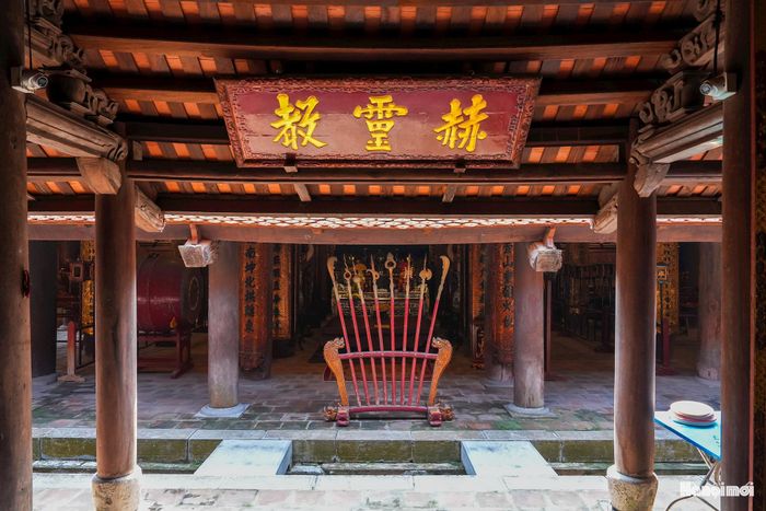 Đình được xây dựng ở trung tâm làng Đại Phùng, trong khuôn viên rộng 2.542m², gồm ba hạng mục chính: Tiền tế, Đại bái và Hậu cung. Đầu hồi đình có một chiếc giếng cổ xây bằng đá ong, quanh năm giữ được nguồn nước trong xanh, gợi nhớ dấu tích của một không gian làng Việt xưa.
