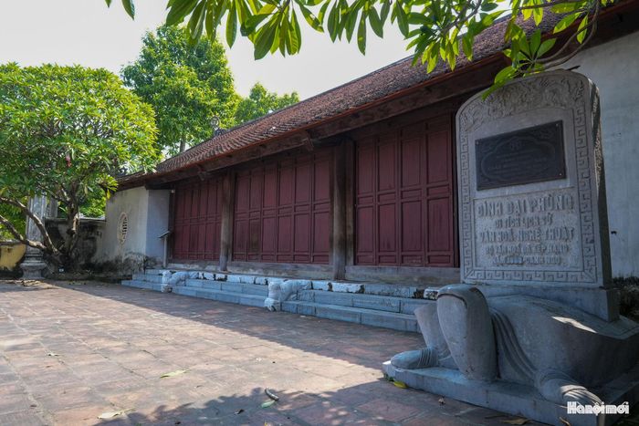 Giữa không gian làng quê xứ Đoài, đình Đại Phùng (xã Đan Phượng, thành phố Hà Nội) nổi bật với vẻ đẹp trầm mặc, cổ kính.