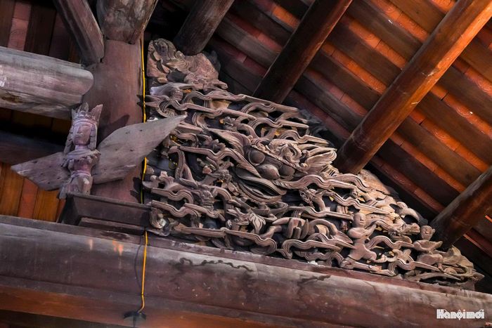 Những mảng chạm không đối xứng, giàu tính dân gian, phản ánh sinh động đời sống tinh thần của cư dân nông nghiệp vùng châu thổ sông Hồng và sông Đáy.