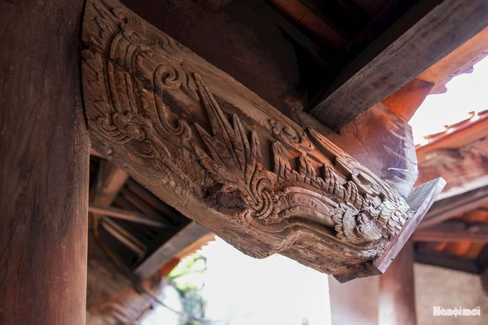 Toàn bộ hệ thống cấu kiện chủ yếu được làm bằng gỗ xoan, mái lớn, thân thấp, phù hợp với điều kiện khí hậu và không gian địa phương.