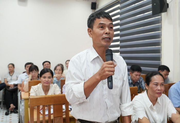 Cử tri phát biểu, nêu ý kiến, kiến nghị tại điểm cầu UBND phường Sơn Tây. Ảnh: Vân Hà
