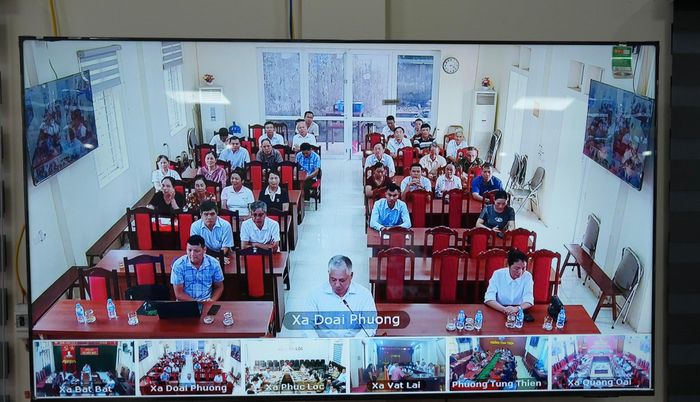 Cử tri tham gia chương trình trực tuyến và nêu ý kiến, kiến nghị tại điểm cầu xã Đoài Phương. Ảnh: Vân Hà