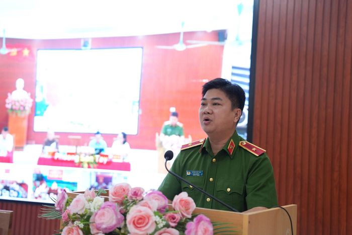 Đại biểu Quốc hội thông báo kết quả trả lời ý kiến, kiến nghị của cử tri tại kỳ họp trước. Ảnh: Vân Hà