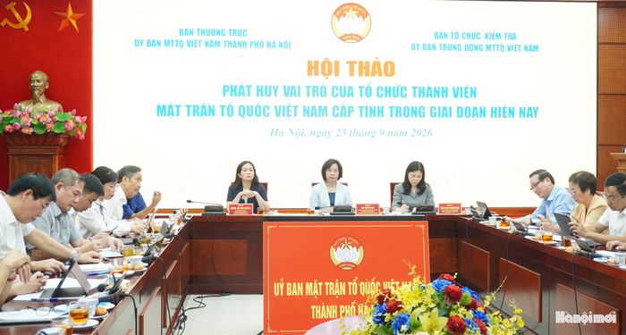 Các đồng chí chủ trì hội thảo. Ảnh: Lê Dung
