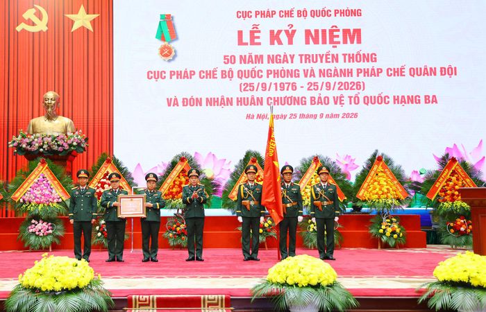 Thừa ủy quyền của Chủ tịch nước, Thượng tướng Nguyễn Văn Gấu trao Huân chương Bảo vệ Tổ quốc hạng Ba tặng Cục Pháp chế Bộ Quốc phòng. Ảnh: MT