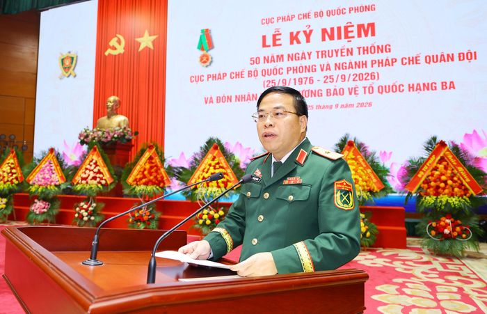 Thiếu tướng Nguyễn Việt Dũng, Cục trưởng Cục Pháp chế Bộ Quốc phòng trình bày diễn văn tại lễ kỷ niệm. Ảnh: MT