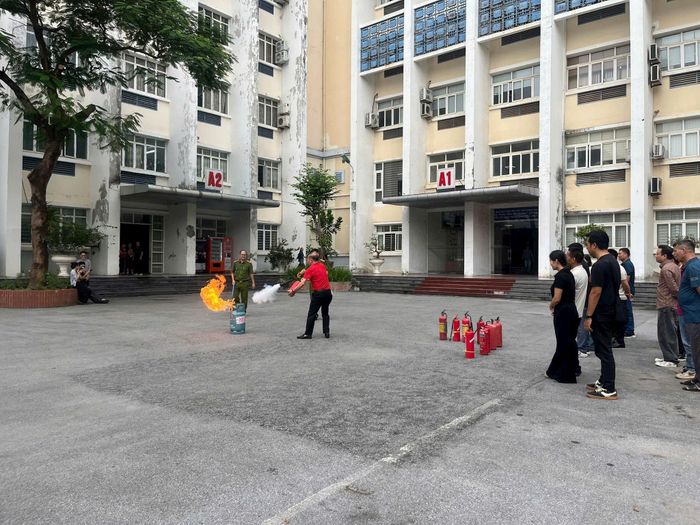 Lực lượng sinh viên nòng cốt được hướng dẫn kỹ năng sử dụng bình chữa cháy tại chỗ. Ảnh: ĐT