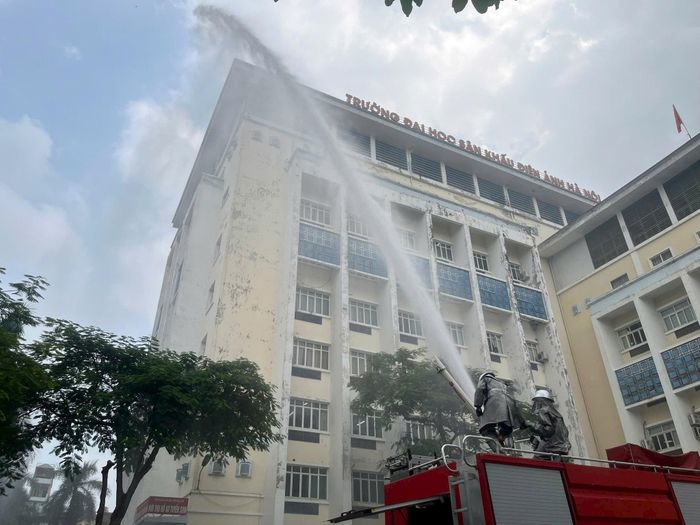 Việc trang bị kỹ năng chữa cháy và cứu nạn cho sinh viên vô cùng cần thiết khi các phòng học, khu kí túc xá đều cao tầng và nguy cơ cháy nổ tiềm ẩn. Ảnh: ĐT