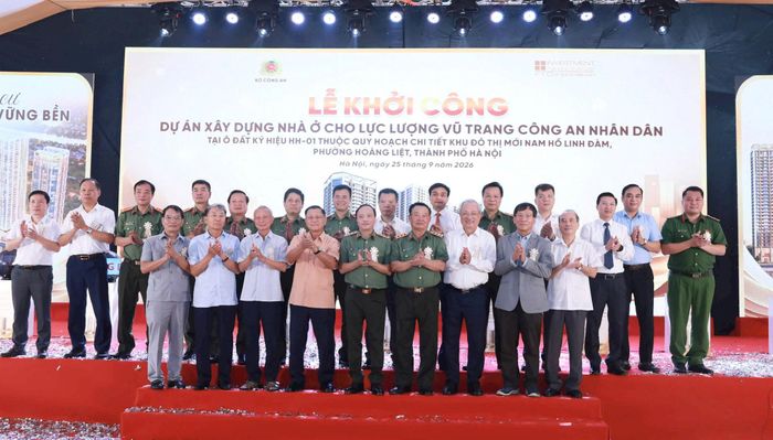 Các đại biểu tham dự Lễ khởi công Dự án nhà ở cho lực lượng vũ trang Công an nhân dân tại phường Hoàng Liệt, thành phố Hà Nội. Ảnh: TA
