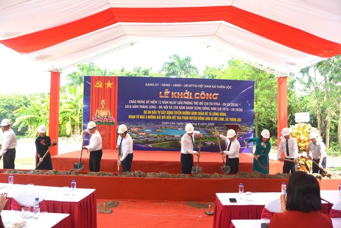 Các đại biểu thực hiện nghi thức khởi công Dự án đầu tư xây dựng tuyến đường gom chân đê tả sông Hồng, đoạn từ ngã 3 đường Hải Bối đến hết địa phận Đông Anh đi Mê Linh. Ảnh: PV