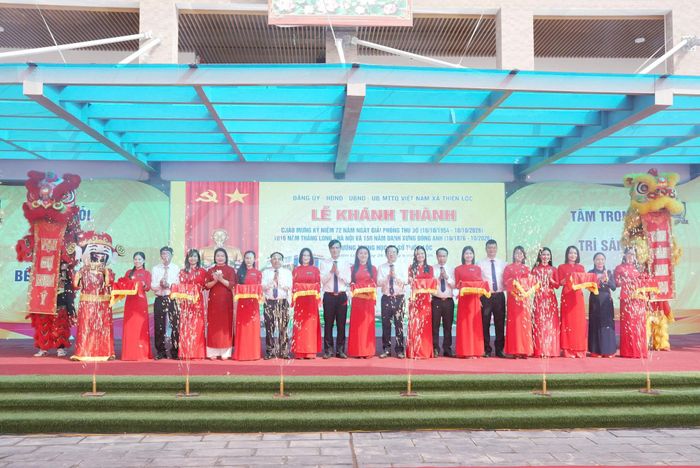 Các đại biểu thực hiện nghi thức cắt băng khánh thành công trình Trường THCS Thiên Lộc. Ảnh: PV
