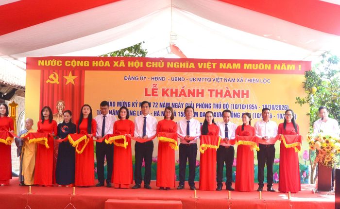 Các đại biểu thực hiện nghi thức cắt băng khánh thành Dự án tu bổ, tôn tạo chùa Chài (giai đoạn 2). Ảnh: PV