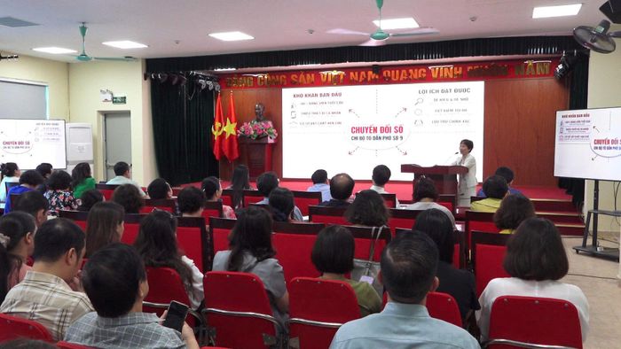 Các tham luận tại hội nghị tập trung vào các lợi thế, kết quả mà công tác chuyển đổi số đem lại trên địa bàn phường trong 9 tháng vừa qua. Ảnh: Ngọc Đức