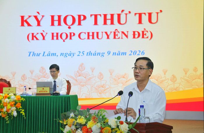 Chủ tịch UBND xã Thư Lâm Phạm Trọng La phát biểu tại kỳ họp. Ảnh: Cao Kỳ