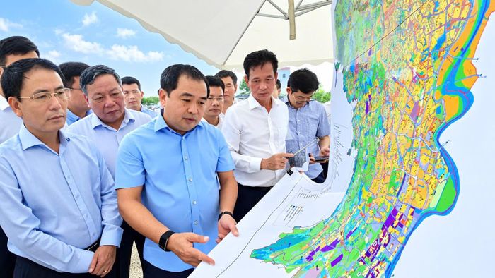 Bí thư Thành ủy Hà Nội Trần Đức Thắng và Đoàn công tác của thành phố khảo sát thực địa Khu công nghiệp Khu Cháy và vị trí hoán đổi Khu công nghiệp Hòa Xá. Ảnh: Quang Thái