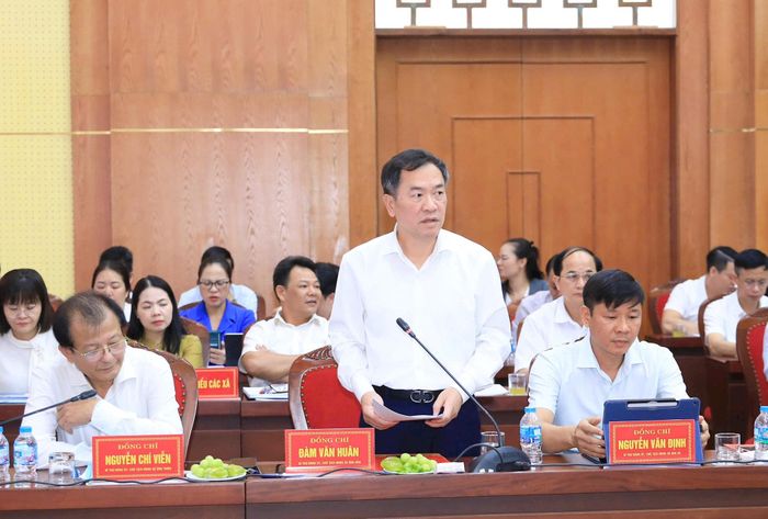 Bí thư Đảng ủy xã Ứng Hòa Đàm Văn Huân báo cáo tại hội nghị. Ảnh: Quang Thái