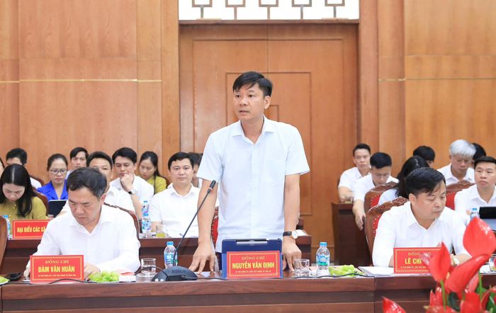 Bí thư Đảng ủy xã Hòa Xá Nguyễn Văn Định báo cáo tại hội nghị. Ảnh: Quang Thái