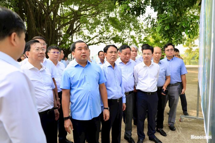 Bí thư Thành ủy Hà Nội Trần Đức Thắng và Đoàn công tác của thành phố khảo sát tình hình quản lý, khai thác hồ Quan Sơn tại trụ sở Công ty cổ phần Thủy sản và Du lịch Quan Sơn, xã Hồng Sơn. Ảnh: Quang Thái