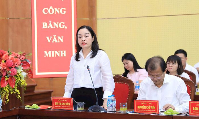 Bí thư Đảng ủy xã Vân Đình Bùi Thị Thu Hiền báo cáo tại hội nghị. Ảnh: Quang Thái