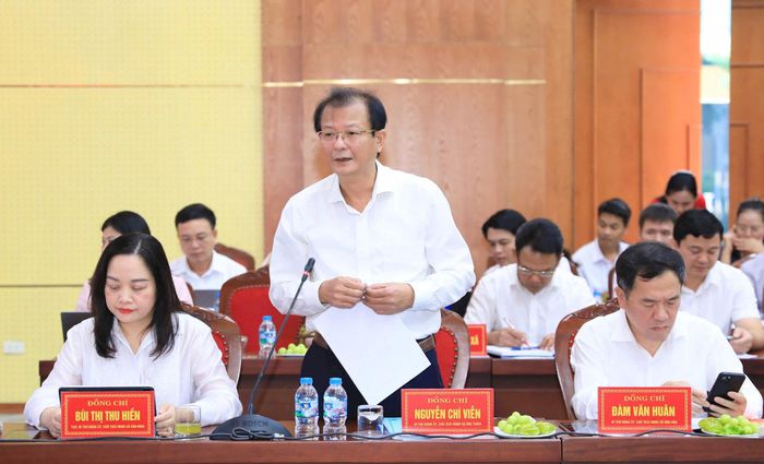 Bí thư Đảng ủy xã Ứng Thiên Nguyễn Chí Viễn báo cáo tại hội nghị. Ảnh: Quang Thái