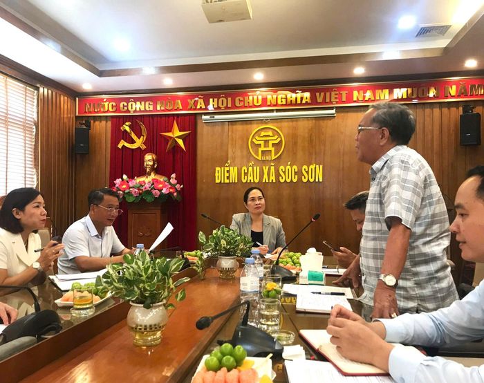 Phó Chủ tịch Ủy ban MTTQ Việt Nam thành phố Hà Nội Nguyễn Thị Thu Huyền cùng đoàn giám sát làm việc tại UBND xã Sóc Sơn. Ảnh: PV
