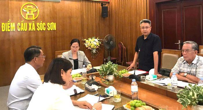 Thành viên đoàn giám sát trao đổi với chính quyền địa phương. Ảnh: PV