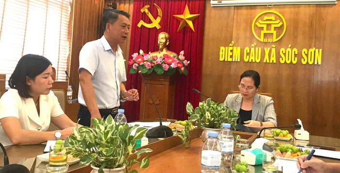 Lãnh đạo xã Sóc Sơn báo cáo với Phó Chủ tịch Ủy ban MTTQ Việt Nam thành phố Hà Nội Nguyễn Thị Thu Huyền và đoàn giám sát. Ảnh: PV