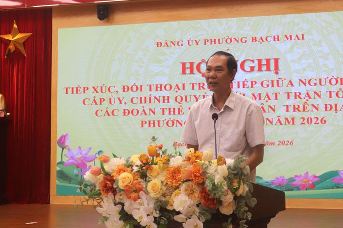 Phó Chủ tịch UBND phường Bạch Mai Nguyễn Hoành Dũng thông tin tổng hợp trả lời ý kiến, kiến nghị của nhân dân phường. Ảnh: Linh Chi